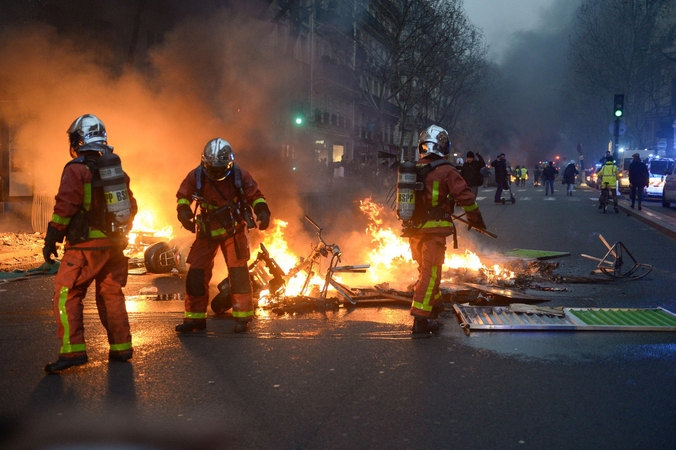 E. Macronas sukritikavo eilinę „geltonųjų liemenių“ protesto akciją