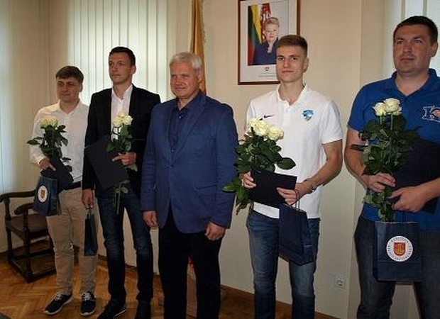Meras pasveikino jaunuosius krepšininkus