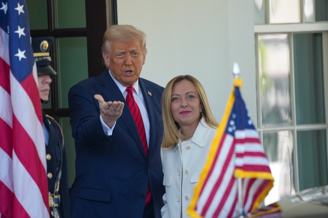 Susitikę Trumpas ir Meloni reiškia optimizmą dėl susitarimo tarp ES ir JAV