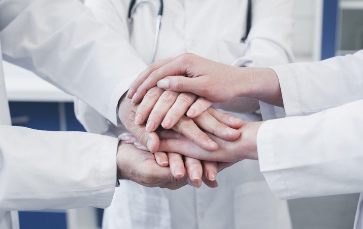 Ministerijos bendradarbiaus ruošiant karo medicinos personalą, sveikatos infrastruktūrą