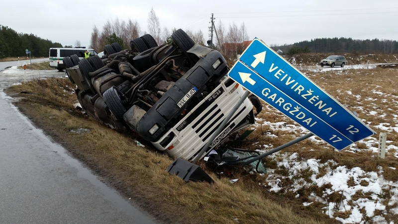 Klaipėdos rajone apsivertė pienovežis