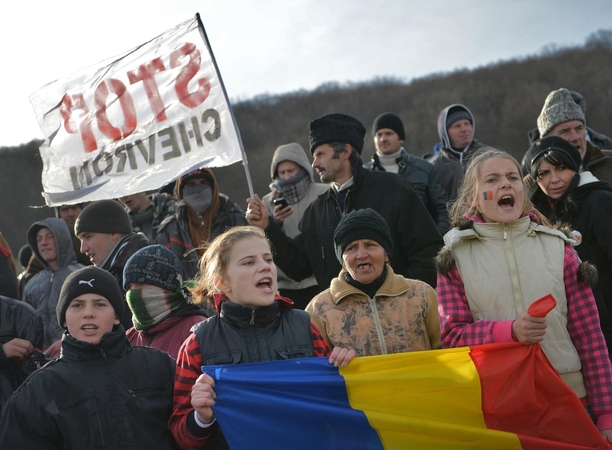 Tebevykstant protestams „Chevron“ atnaujina skalūnų dujų telkinių žvalgybą Rumunijoje