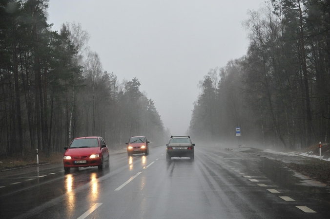 Dauguma kelių šlapi, rajoniniai keliai vietomis gali būti slidūs