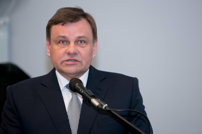 Seimo pirmininkas: neturime teisės nuleisti rankų siekdami nubausti Medininkų žudynių kaltininkus