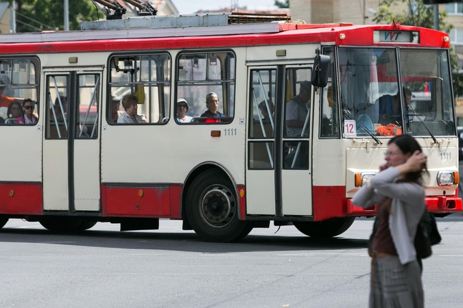 Vairuotojai viešajame transporte jau prekiauja bilietais su 80 procentų nuolaida