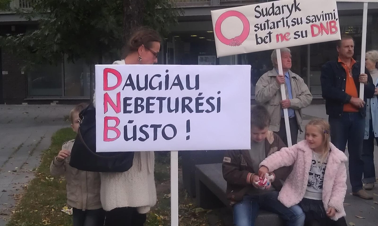 Prie DNB banko ir vėl rinkosi nepatenkinti buvę klientai