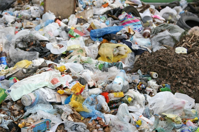 Savavališkai įrengtame sąvartyne išpilta siera