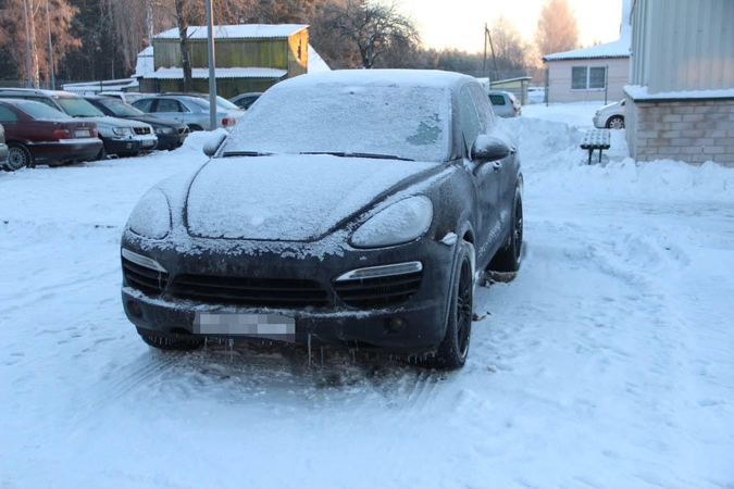 „Porsche" vairuotoją įklampino klastotė