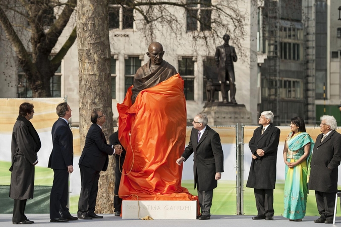 Londone atidengta Indijos lyderio Gandhi statula 