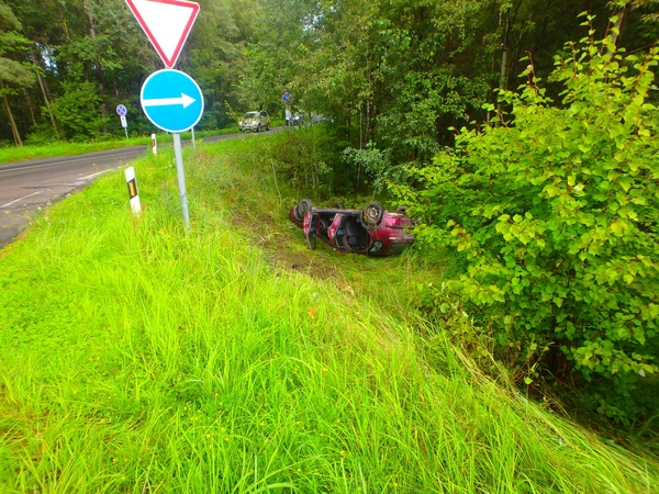 Mįslė prie Ramučių – griovyje apvirtęs automobilis