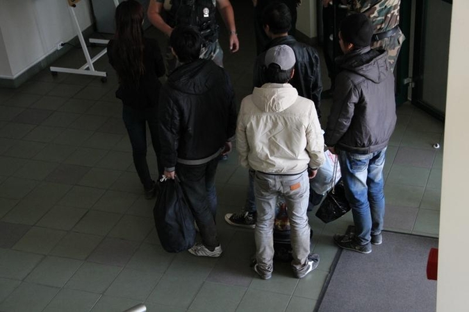 Pasieniečiai sulaikė dešimt nelegalų iš Vietnamo