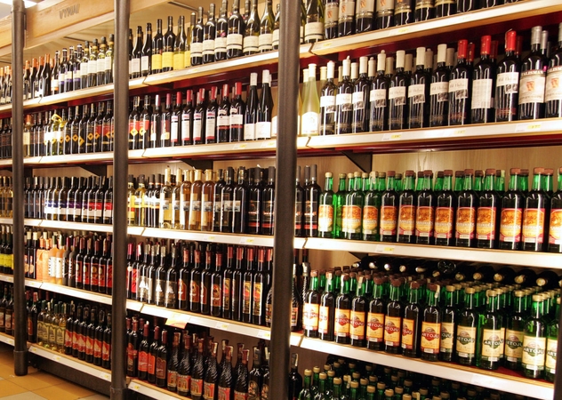 Vyriausybė: alkoholio prekyba trumpės, o reklama griežtės