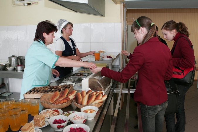 Saldūs gėrimai, sausainiai, picos braukiami iš mokyklų valgiaraščių