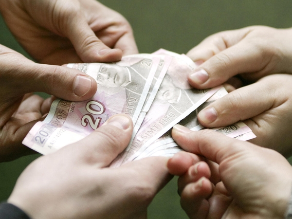 Per 8 mėnesius bendrovė vokeliuose išmokėjo pusę milijono litų atlyginimų