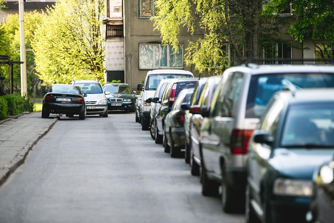 Automobiliai kiemuose naikina žaliąsias erdves