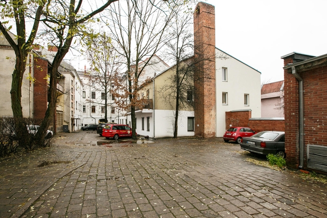 Bijai plytos – neik į kiemą?