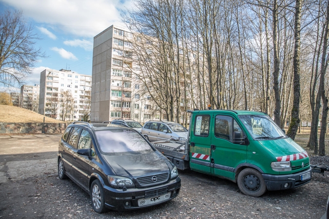 Kauniečio skundas: kaimynas kiemą pavertė parduodamų automobilių aikštele