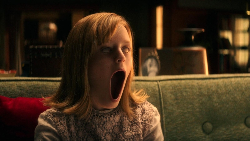 Kadras iš filmo "Ouija: Blogio pradas"