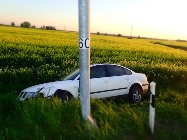 Girto vairuotojo kelionė autostrada baigėsi prie stulpo