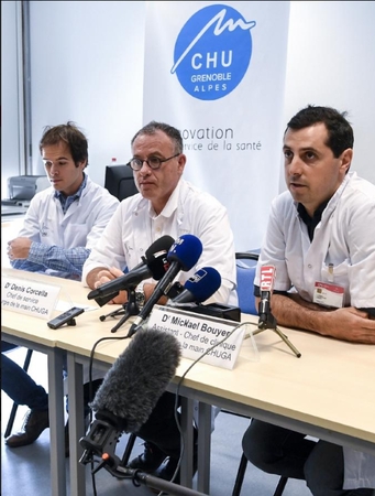 Moteriai prisiūtos traukinio ratų nupjautos rankos