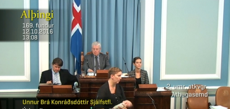 Islandų politikė sakė kalbą parlamente krūtimi maitindama kūdikį