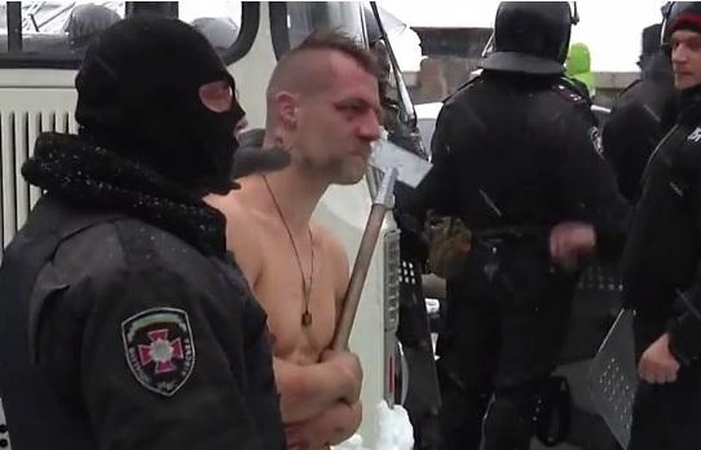 Ukrainos milicijos patyčių taikiniu tapęs protestuotojas žada tęsti kovą