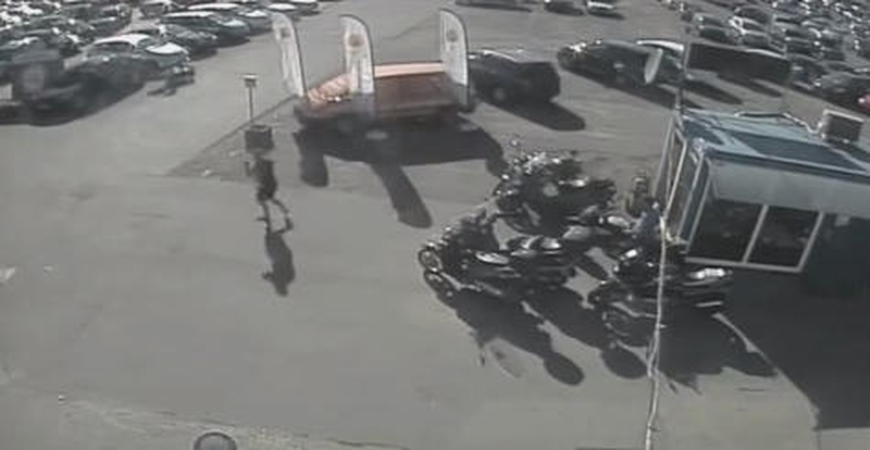 Girtas sėdo ant motociklo ir rėžėsi į BMW