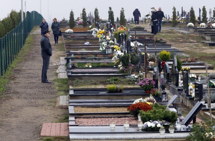 Visų Šventųjų dieną kauniečiai lankė artimųjų kapavietes