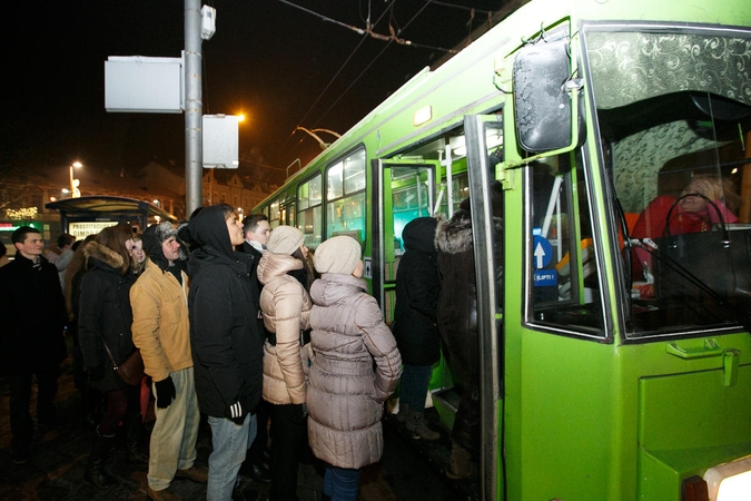 Naujametinę naktį po Kauną – visuomeniniu transportu