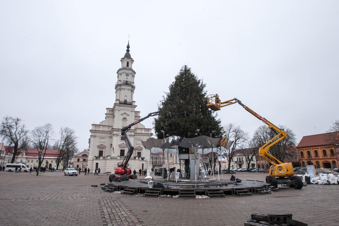 Rotušės aikštėje nebeliko Kalėdų eglutės, ar liks karuselė?