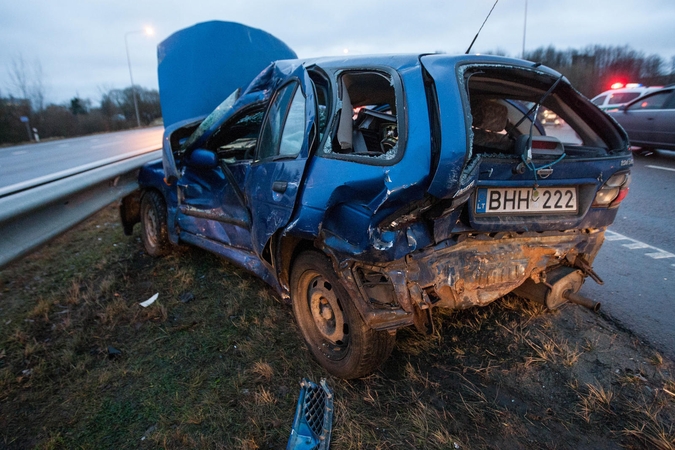 Ties išvažiavimu iš Kauno susidūrė keturi automobiliai ir vilkikas