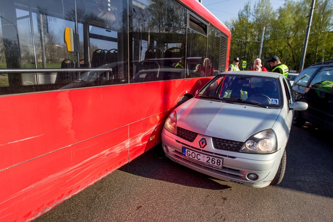 Dėl autobuso ir automobilio avarijos nusidriekė spūstys
