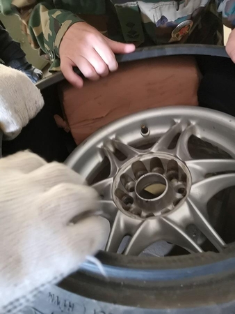 Šalčininkietė kontrabandą iš Baltarusijos gabeno automobilio padangose