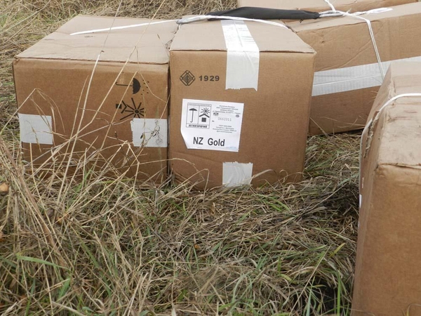 Pasieniečiai aptiko per upelį permestą kontrabandinių cigarečių krovinį