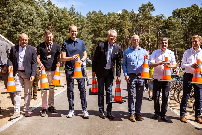 Kuršių nerijos pėsčiųjų ir dviračių tako atidarymo renginyje dalyvavo Gitanas Nausėda, Marius Skuodis, savivaldos atstovai ir kiti svečiai.