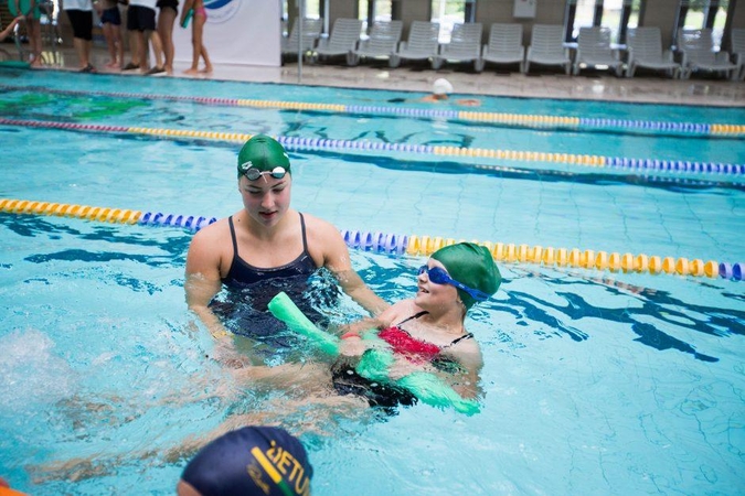 R. Meilutytė Kaune mokė vaikus plaukti
