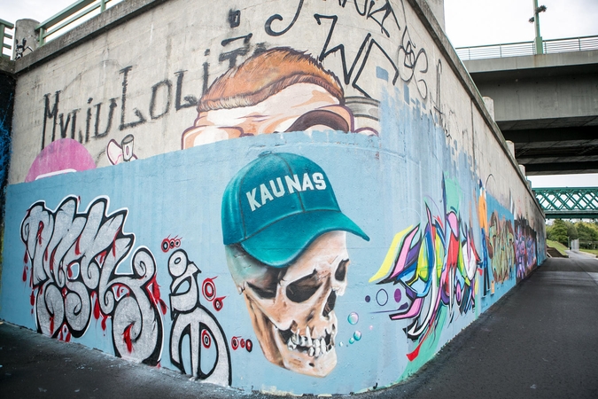 Nauji piešiniai ant sienos Nemuno krantinėje: menininkai palaidojo Kauną?