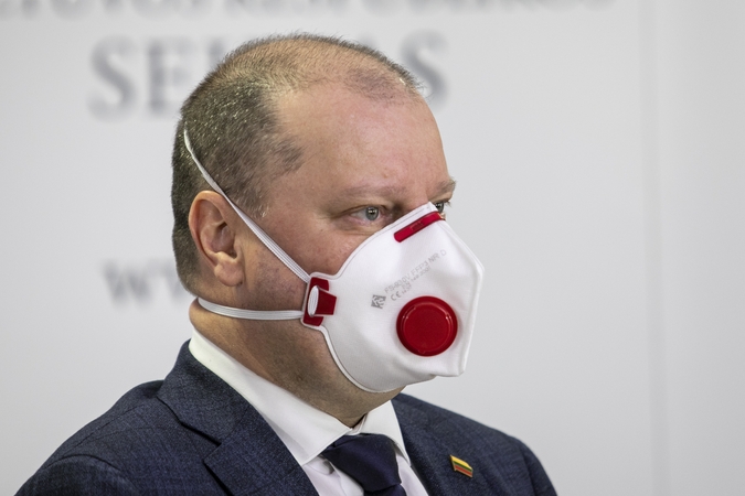 Premjeras: gali būti peržiūrėti draudimai atvykti užsieniečiams