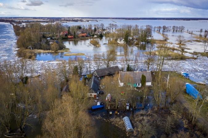Šilutės rajone staiga prasidėjęs potvynis slūgsta, apsemta 14 kaimų