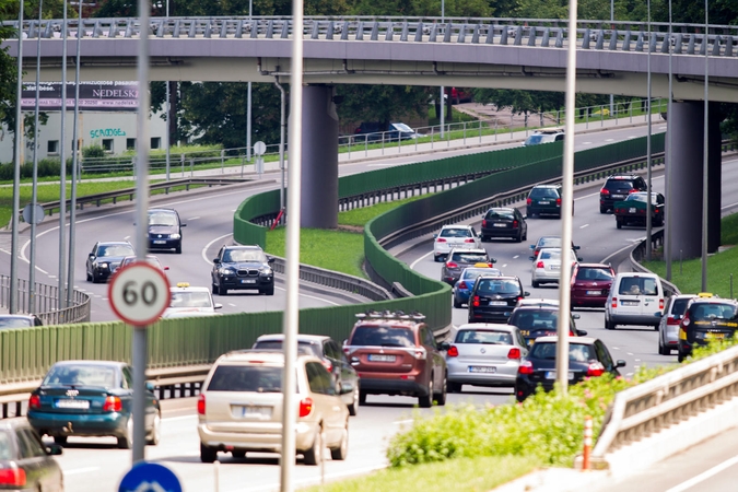 Naujų automobilių prekeiviams – šaltas dušas