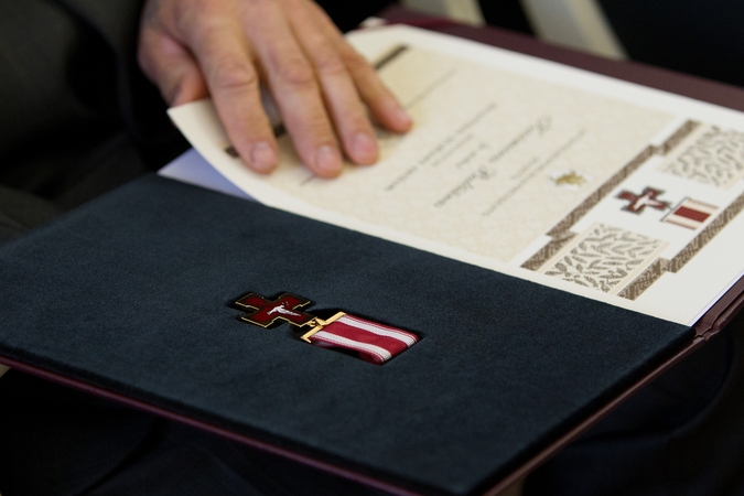 Vasario 16-ąją prezidentas apdovanos iškilius kauniečius: du medikai pagerbti po mirties