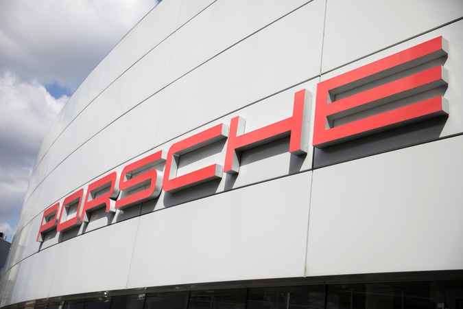 "Porsche" Europoje liepta atšaukti 22 tūkst. automobilių