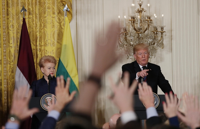 Žiniasklaida: Baltijos šalių vadovai nepatogiai mindžikavo greta D. Trumpo