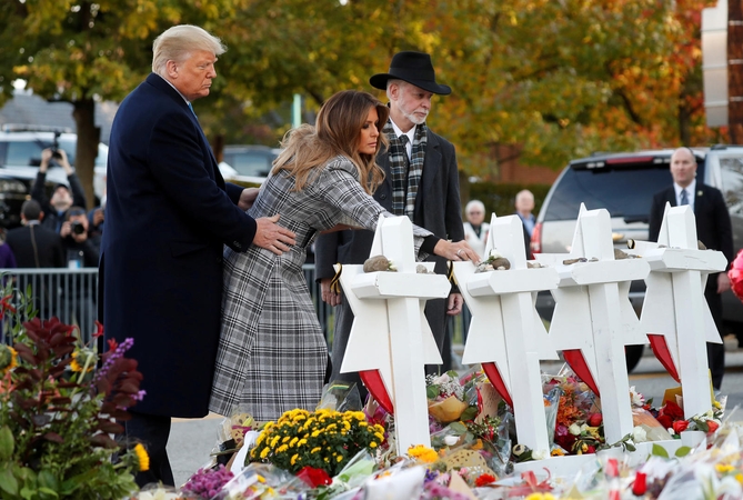 Pitsbergo sinagogoje apsilankiusį D. Trumpą pasitiko protestuotojai
