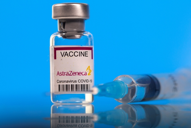 Žiniasklaida: ES ketina blokuoti „AstraZeneca“ vakcinos eksportą į JK
