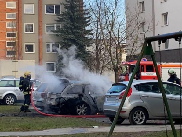 Kaune liepsnojo du automobiliai