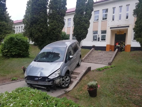 Neblaivus kaunietis užmigo aplamdytoje mašinoje ant mokyklos laiptų