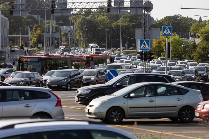 Seni automobiliai miestų centruose nebus pageidaujami