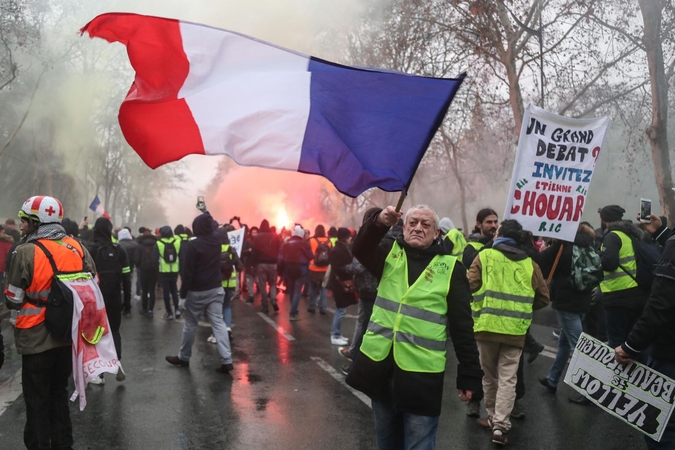 Prancūzijoje jau 10-ą šeštadienį protestuoja „geltonosios liemenės“