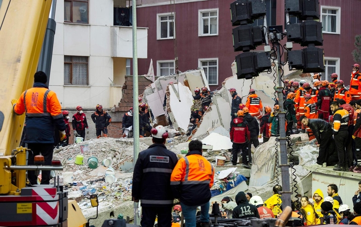 Stambule sugriuvus namui, naujais duomenimis, žuvo mažiausiai 10 žmonių